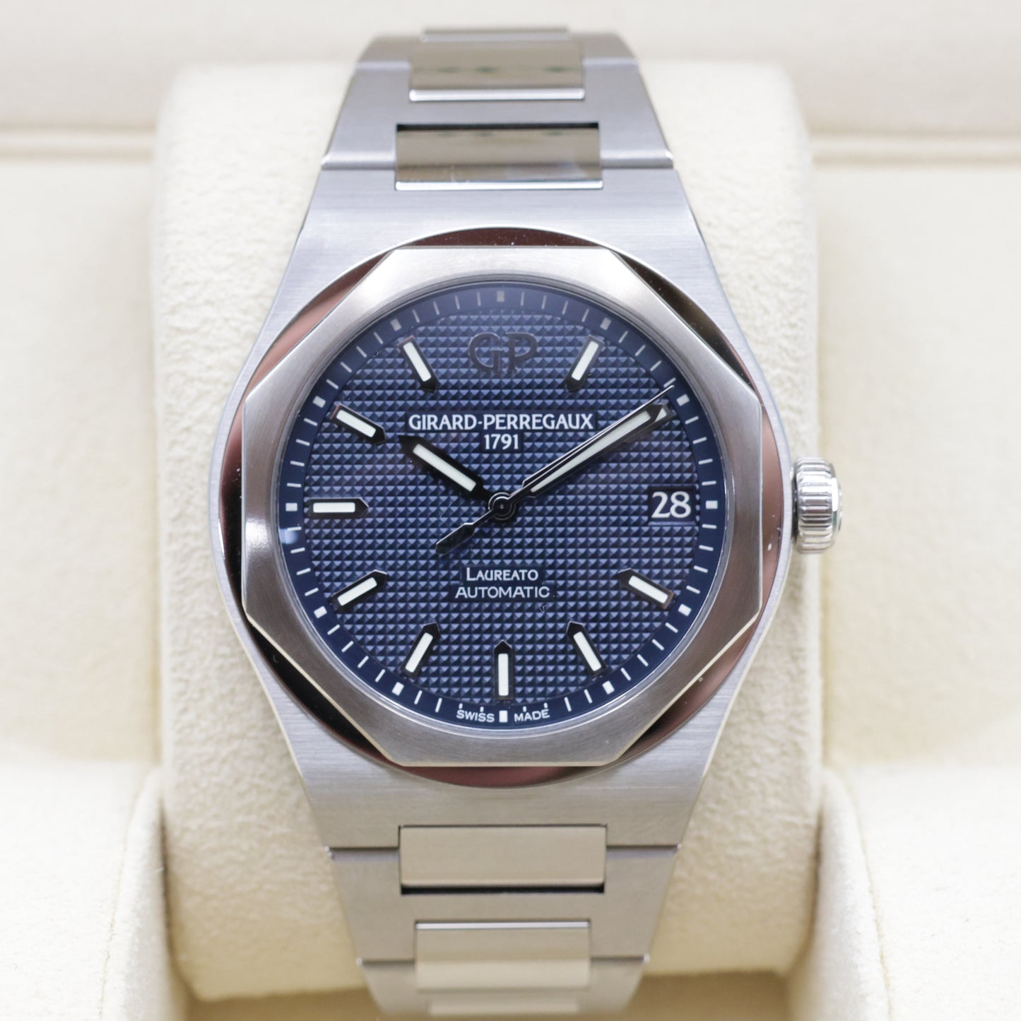 Girard-Perregaux Laureato 42mm Blue Dial – 2025 | Full Set