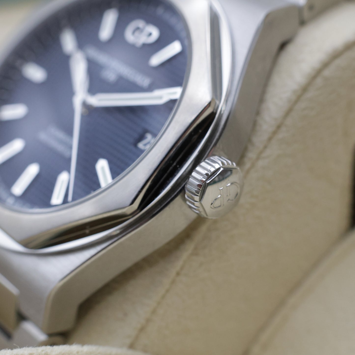 Girard-Perregaux Laureato 42mm Blue Dial – 2025 | Full Set