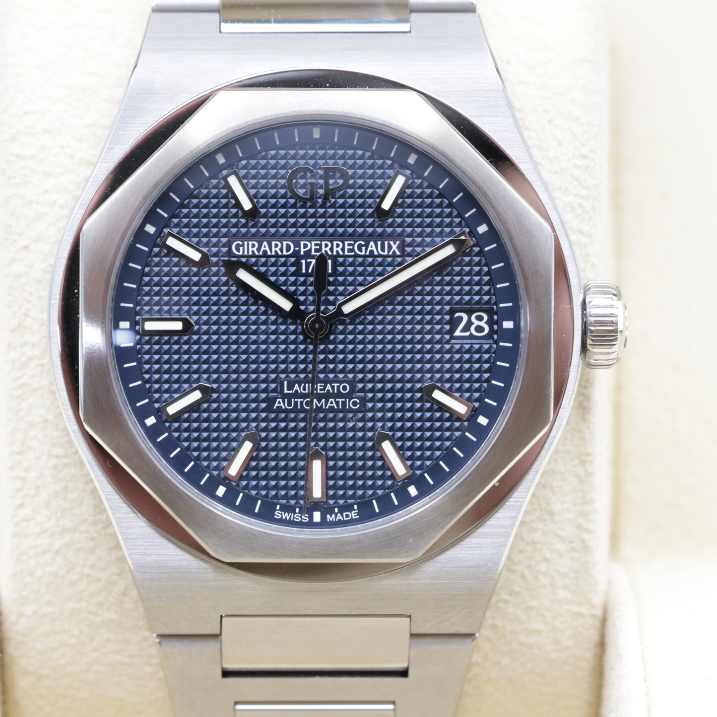 Girard-Perregaux Laureato 42mm Blue Dial – 2025 | Full Set